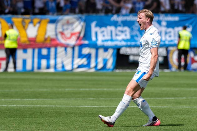 Torschütze Andreas Voglsammer (Rostock, 9), Spieler vom F.C. Hansa Rostock, jubelt über das Tor zum 0:1, Jubel, jubeln, Torjubel, Torerfolg, celebrate the goal, goal, celebration, jubelt ueber das Tor, Freuen, Freude, freut sich, optimistisch, positiv, Spielszene, Highlight, Freisteller, Ganzkörper, Einzelbild, Einzelfoto, Aktion, Action, 09.08.2026, Sinsheim (Deutschland), Fussball, 3. Liga, TSG 1899 Hoffenheim II - Hansa Rostock, DFB DFL REGULATIONS PROHIBIT ANY USE OF PHOTOGRAPHS AS IMAGE SEQUENCES AND OR QUASI-VIDEO. *** Goal scorer Andreas Voglsammer (Rostock, No. 9), a player for FC Hansa Rostock, celebrates the goal that makes the score 0–1; celebration, celebrating, goal celebration, goal scored, celebrate the goal, goal, celebration, celebrating the goal, joy, happiness, happy, optimistic, positive, game scene, highlight, cropped image, full-body shot, single frame, single photo, action, 09 08 2026, Sinsheim, Germany, soccer, 3rd Division, TSG 1899 Hoffenheim II vs. Hansa Rostock, DFB and DFL regulations prohibit any use of photographs as image sequences and or quasi-video xozx