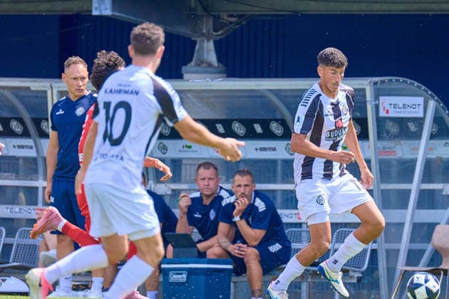 Benjamino Molinari (VfR Aalen, Chef-Trainer) beobachtet Ali Odabas (VfR Aalen, 17) GER, VfR Aalen vs. SC Freiburg II, Fussball, Herren, Regionalliga Suedwest, 1. Spieltag, Spielzeit 2026 2027, 09.08.2026 GER, VfR Aalen vs. SC Freiburg II, Fussball, Herren, Regionalliga Suedwest, 1. Spieltag, Spielzeit 2026 2027, 09.08.2026 Aalen *** Benjamino Molinari, VfR Aalen, Head Coach, watches Ali Odabas, VfR Aalen, 17 GER, VfR Aalen vs. SC Freiburg II, Soccer, Men s, Regionalliga Southwest, Matchday 1, 2026–2027 Season, August 9, 2026, Germany, VfR Aalen vs. SC Freiburg II, Soccer, Men’s, Regionalliga Southwest, Matchday 1, 2026–2027 season, August 9, 2026, Aalen Copyright: xEibner-Pressefotox EP_ODS