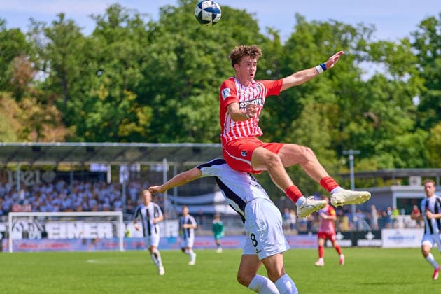 Kopfballduell Zweikampf, Duell zwischen ischen Jascha Doeringer (VfR Aalen, 08) ud Mateo Zelic (SC Freiburg II, 11) GER, VfR Aalen vs. SC Freiburg II, Fussball, Herren, Regionalliga Suedwest, 1. Spieltag, Spielzeit 2026 2027, 09.08.2026 GER, VfR Aalen vs. SC Freiburg II, Fussball, Herren, Regionalliga Suedwest, 1. Spieltag, Spielzeit 2026 2027, 09.08.2026 Aalen *** Heading duel, one-on-one between Jascha Doeringer (VfR Aalen, No. 08) and Mateo Zelic (SC Freiburg II, No. 11), GER, VfR Aalen vs. SC Freiburg II, Soccer, Men’s, Regionalliga Southwest, Matchday 1, 2026–2027 season, August 9, 2026, Germany, VfR Aalen vs. SC Freiburg II, Soccer, Men’s, Regionalliga Southwest, Matchday 1, 2026–2027 season, August 9, 2026, Aalen Copyright: xEibner-Pressefotox EP_ODS