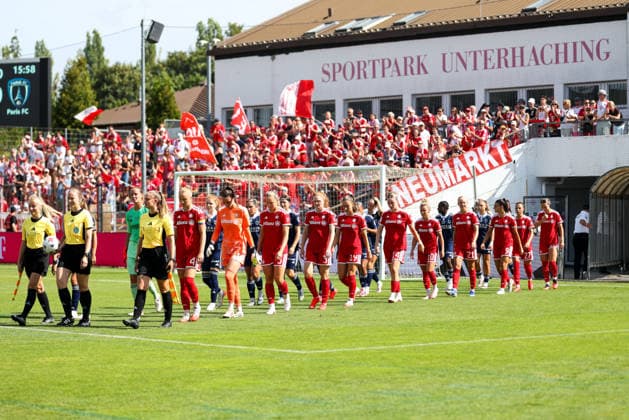 Die Spielerinnen laufen in den Sportpark Unterhaching ein, GER, FC Bayern Muenchen vs. Paris FC, Fussball, Testspiel, Saison 2026 2027, 09.08.2026, GER, FC Bayern Muenchen vs. Paris FC, Fussball, Testspiel, Saison 2026 2027, 09.08.2026 Unterhaching *** The players are entering the Sportpark Unterhaching, GER, FC Bayern Munich vs. Paris FC, soccer, friendly match, 2026–2027 season, August 9, 2026, GER, FC Bayern Munich vs. Paris FC, soccer, friendly match, 2026–2027 season, August 9, 2026, Unterhaching Copyright: xEibner-Pressefoto JennixMaulx EP_JML