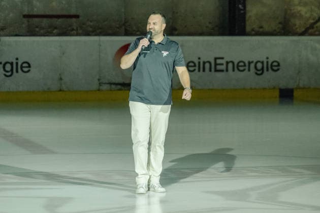 Tobias Zeller (KEC, Arena Moderator) begruesst die Zuschauer zum oeffentlichen Training. Oeffentliches Training Koelner Haie im Haie Zentrum, Penny DEL, Eishockey, Saison 2026 2027, 09.08.2026 oeffentliches Training Koelner Haie, Penny DEL, Saison 2026 2027, 09.08.2026 Koeln *** Tobias Zeller (KEC), Arena host, welcomes the audience to the public practice session. Cologne Sharks public practice session at the Haie Zentrum, Penny DEL, ice hockey, 2026–2027 season, August 9, 2026, Cologne Sharks public practice, Penny DEL, 2026–2027 season, August 9, 2026, Cologne Copyright: xEibner-Pressefoto ThomasxHaeslerx EP_THR