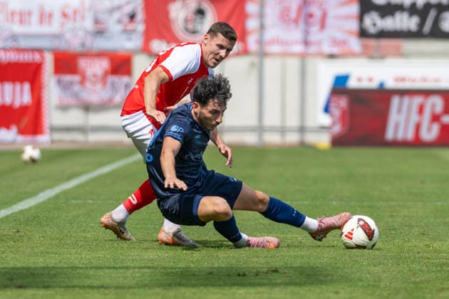 Regionalliga Nordost -Saison 26 27 Hallescher FC vs.Chemnitzer FC Halle, Deutschland 09.August 2026: Im Bild:v. li. im Zweikampf Marius Hauptmann (Halle) und Domenico Alberico (Chemnitz) Halle Saale Leuna Chemie Stadion Sachsen-Anhalt Deutschland *** Regionalliga Northeast, Season 26–27: Hallescher FC vs. Chemnitzer FC, Halle, Germany, August 9, 2026. Pictured, from left, in a tackle: Marius Hauptmann (Halle) and Domenico Alberico (Chemnitz). Halle-Saale-Leuna Chemie Stadium, Saxony-Anhalt, Germany