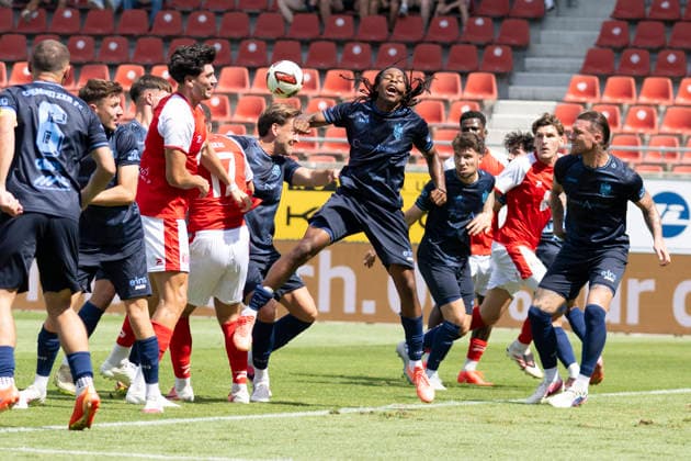 Regionalliga Nordost -Saison 26 27 Hallescher FC vs.Chemnitzer FC Halle, Deutschland 09.August 2026: Im Bild:v.li.Burim Halili (Halle), Mitte Ken Tchouangue (Chemnitz) und Jan Löhmannsröben Loehmannsroeben (Chemnitz) Halle Saale Leuna Chemie Stadion Sachsen-Anhalt Deutschland *** Regionalliga Northeast Season 26–27: Hallescher FC vs. Chemnitzer FC, Halle, Germany, August 9, 2026. Pictured from left: Burim Halili (Halle), center: Ken Tchouangue (Chemnitz), and Jan Löhmannsröben (Loehmannsroeben, Chemnitz). Halle-Saale, Leuna, Chemie Stadium, Saxony-Anhalt, Germany