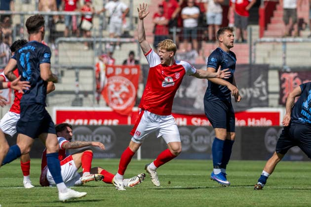 Regionalliga Nordost -Saison 26 27 Hallescher FC vs.Chemnitzer FC Halle, Deutschland 09.August 2026: Im Bild:Mitte Lennard Becker (Halle) Gestik, Geste, gestikuliert, Halle Saale Leuna Chemie Stadion Sachsen-Anhalt Deutschland *** Regionalliga Northeast Season 26-27 Hallescher FC vs. Chemnitzer FC Halle, Germany August 9, 2026 In the center of the photo: Lennard Becker Halle Gesture, gesturing, Halle Saale Leuna Chemie Stadium Saxony-Anhalt Germany