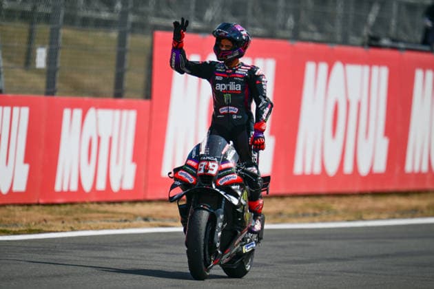motor racing, Motorsport Moto GP Qatar Airways Grand Prix of Great Britain Monster Energy Yamaha MotoGP rider Jorge Martin (89) stands in the saddle and acknowledges the fans during the Moto GP Qatar Airways Grand Prix of Great Britain at Silverstone, Towcester, UK on 9 August 2026. Towcester Silverstone Northamptonshire UK Editorial use only , Copyright: xDennisxGoodwinx PSI-24671-0058