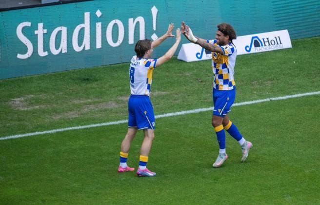 FUSSBALL - REGIONALLIGA SAISON 2026-2027 NORDOST 4. SPIELTAG JENA - ERFURT ** NUR FÜR REDAKTIONELLE ZWECKE ** EDITORIAL USE ONLY **<p>09 08 2026-Jena: Fussball Regionalliga Nordost Saison 2026 20227 Ernst-Abbe-Sportfeld 4. Spieltag FC Carl Zeiss Jena - FC Rot Weiss Erfurt im Foto: Kevin Lankford 7 (FC Carl Zeiss Jena) jubelt nach dem Treffer zum 1:0 mit Elias Löder 18 (FC Carl Zeiss Jena) ( Deutschland Thueringen Jena Copyright: SaschaxFromm *** SOCCER REGIONAL LEAGUE SEASON 2026–2027 NORTHEAST MATCHDAY 4 JENA VS. ERFURT ** FOR EDITORIAL PURPOSES ONLY ** EDITORIAL USE ONLY ** p 09 08 2026 Jena Soccer Regional League Northeast Season 2026–2027 Ernst Abbe Sportfeld Matchday 4 FC Carl Zeiss Jena vs. FC Rot-Weiss Erfurt; pictured: Kevin Lankford 7 FC Carl Zeiss Jena celebrates after scoring the 1 0 by Elias Löder 18 FC Carl Zeiss Jena Germany Thuringia Jena Copyright SaschaxFromm Copyright: SaschaxFromm doc87328g082qp1anr5x1b6t ,EDITORIAL USE ONLY