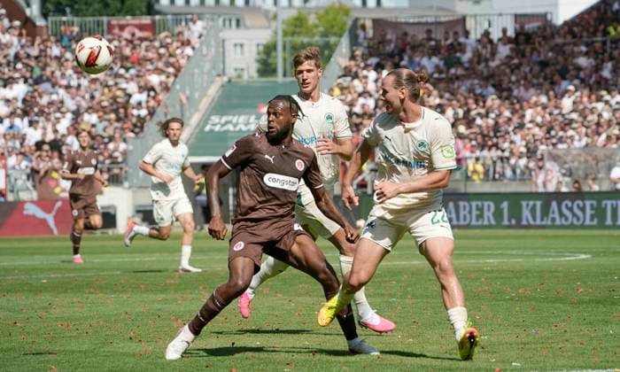 Foto : Ricky-Jade JONES ( Pauli) gegen Jannis HEUER (Fürth), der ihn foult Fussball 2. Bundesliga , 1. Spieltag am So. 09.08.2026 FC St. Pauli - Spvgg Greuther Fürth *** Photo: Ricky Jade JONES (St. Pauli) against Jannis HEUER (Fürth), who fouls him. Soccer, 2. Bundesliga, Matchday 1 on Sun, Aug 9, 2026: FC St. Pauli vs. Spvgg Greuther Fürth