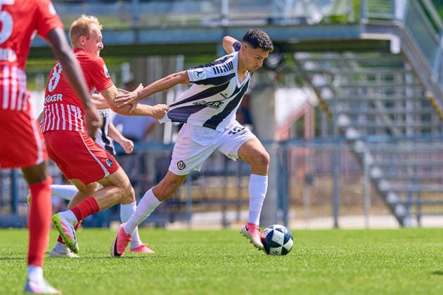 Zweikampf, Duell zwischen Julius Dueker (SC Freiburg II, 08) und Dean Melo (VfR Aalen, 18) GER, VfR Aalen vs. SC Freiburg II, Fussball, Herren, Regionalliga Suedwest, 1. Spieltag, Spielzeit 2026 2027, 09.08.2026 GER, VfR Aalen vs. SC Freiburg II, Fussball, Herren, Regionalliga Suedwest, 1. Spieltag, Spielzeit 2026 2027, 09.08.2026 Aalen *** Head-to-head matchup between Julius Dueker (SC Freiburg II, No. 08) and Dean Melo (VfR Aalen, No. 18), GER, VfR Aalen vs. SC Freiburg II, Soccer, Men’s, Regionalliga Southwest, Matchday 1, 2026–2027 season, August 9, 2026, Germany, VfR Aalen vs. SC Freiburg II, soccer, men’s, Regionalliga Southwest, Matchday 1, 2026–2027 season, August 9, 2026, Aalen Copyright: xEibner-Pressefotox EP_ODS