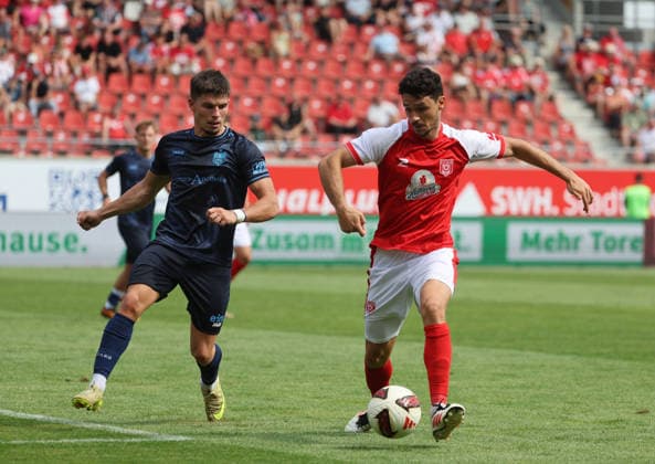 090826 Halle Saale Sachsen Anhalt Fußball Hallescher FC Halle HFC Regionalliga Nordost 4. Liga Männer Saison 2026 2027 4. Spieltag Hallescher FC - CFC Chemnitzer FC Maurizio Grimaldi ( Chemnitzer FC) Niklas Landgraf (Hallescher FC) *** 090826 Halle, Saale, Saxony-Anhalt; Sports; Soccer; Hallescher FC Halle (HFC); Northeast Regional League (4th Division); Men s; 2026–2027 Season; Matchday 4; Hallescher FC vs. CFC Chemnitzer FC; Maurizio Grimaldi (Chemnitzer FC); Niklas Landgraf (Hallescher FC)