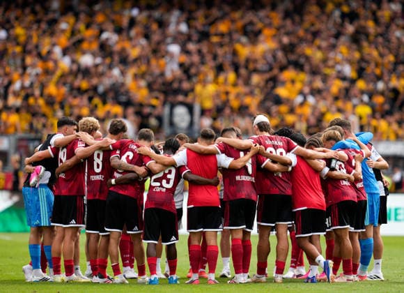 Die Spieler bilden nach dem Spiel einen Kreis. Im Hintergrund sind Zuschauer zu sehen. GER, 1. FC Nürnberg vs SG Dynamo Dresden, 2. Bundesliga, 1. Spieltag, Saison 2026-27, Max-Morlock-Stadion, Nürnberg, 09.08.2026 DFL REGULATIONS PROHIBIT ANY USE OF PHOTOGRAPHS AS IMAGE SEQUENCES AND OR QUASI-VIDEO Foto: HMB Media Scott W. Coleman Nürnberg Max-Morlock-Stadion Bayern GER Copyright: xScottxW.xColemanx