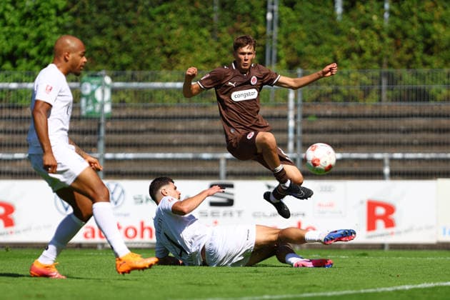 8 Mats Herrmann (FC St. Pauli U23), 4 Denis Koldzic (Bremer SV) Fußball I Herren I Regionalliga Nord I Saison 2026-2027 I 2. Spieltag I FC St. Pauli U23 - Bremer SV I 09.08.2026 I Edmund-Plambeck-Stadion *** 8 Mats Herrmann, FC St. Pauli U23, 4 Denis Koldzic Bremer SV Men s First Team I Regionalliga Nord I 2026–2027 Season I Matchday 2 I FC St. Pauli U23 vs. Bremer SV I August 9, 2026 I Edmund Plambeck Stadium