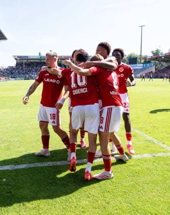 Fussball, Herren, Saison 2026 2027, 2. Bundesliga (1. Spieltag), FC Energie Cottbus - Hannover 96, v.l. Erik Engelhardt (Energie Cottbus), Tolcay Cigerci (Energie Cottbus), Lukas Michelbrink (Energie Cottbus), Justin Butler (Energie Cottbus), Fousseny Doumbia (Energie Cottbus), Jubel nach Tor zum 2:1, 09.08. 2026, *** Soccer, Men s, 2026–2027 Season, 2. Bundesliga, Matchday 1, FC Energie Cottbus vs. Hannover 96, from left: Erik Engelhardt (Energie Cottbus), Tolcay Cigerci (Energie Cottbus), Lukas Michelbrink (Energie Cottbus), Justin Butler (Energie Cottbus), Fousseny Doumbia (Energie Cottbus), Celebrations after the 2–1 goal, August 9, 2026, Copyright: xSebastianxRäppold MatthiasxKochx