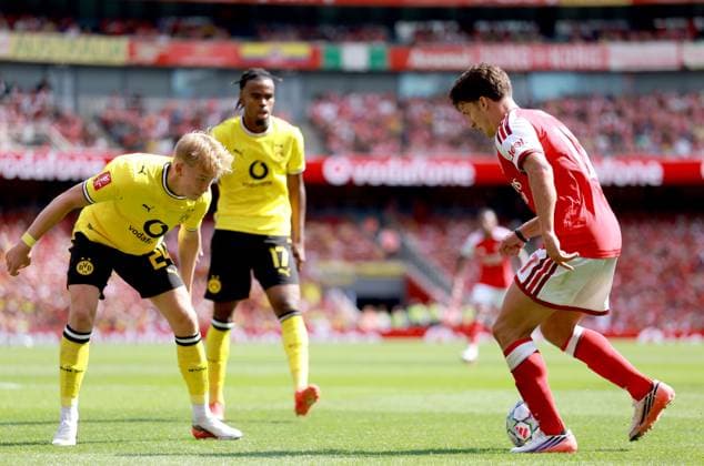 Christos Tzolis of Arsenal in action against Daniel Svensson of Borussia Dortmund Arsenal v Borussia Dortmund, Pre Season Friendly, Football, Emirates Stadium, London, UK - 09 Aug 2026London Emirates Stadium United Kingdom EDITORIAL USE ONLY No use with unauthorised audio, video, data, fixture lists, club league logos or live services. Online in-match use limited to 120 images, no video emulation. No use in betting, games or single club league player publications.  Copyright: xGeorgexTewkesbury Shutterstockx 17051143an