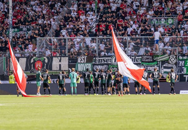 Fussball, Herren, Saison 2026 2027, 2. Bundesliga (1. Spieltag), FC Energie Cottbus - Hannover 96, Fans und Spieler von Hannover, Enttäuschung nach Abpfiff, 09.08. 2026, *** Soccer, Men s, 2026–2027 Season, 2. Bundesliga, Matchday 1, FC Energie Cottbus vs. Hannover 96, Hannover fans and players, disappointment after the final whistle, August 9, 2026, Copyright: xSebastianxRäppold MatthiasxKochx