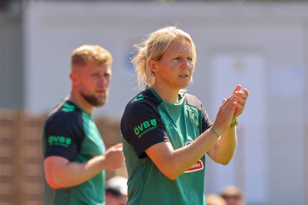 Bremen, Deutschland: 09.08.2026 - Testspiel - SV Werder Bremen Frauen vs. VfL Wolfsburg Frauen Im Bild: Cheftrainerin Friederike Kromp (Bremen) *** Bremen, Germany, August 9, 2026: Friendly match between SV Werder Bremen Women and VfL Wolfsburg Women. Pictured: Head Coach Friederike Kromp, Bremen Copyright: HMBxMedia MadeleinexFantini