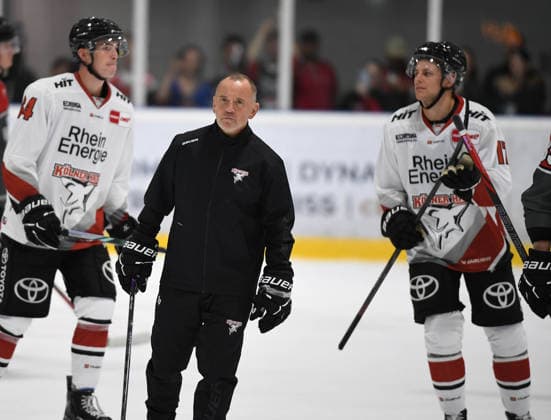 09.08.2026, xophax, KEC , Eishockey , Haie. Kölnarena 2 , Öffentliches Showtraining, Training. Trainer Thomas Berglund ( KEC ) mit Jan Luca Sennhenn, rechts ( KEC ) und Noah Münzenberger , links ( KEC ) Köln Cologne *** August 9, 2026, xophax, KEC, Ice Hockey, Haie Kölnarena 2, Public Show Practice, KEC Coach Thomas Berglund with Jan Luca Sennhenn (KEC, right) and Noah Münzenberger (KEC, left), Cologne