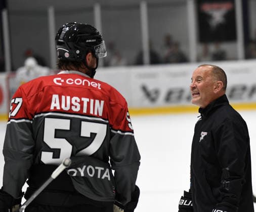 09.08.2026, xophax, KEC , Eishockey , Haie. Kölnarena 2 , Öffentliches Showtraining, Training. Trainer Thomas Berglund ( KEC ) , rechts und Brady Austin , links ( KEC ) Köln Cologne *** August 9, 2026, xophax, KEC, Ice Hockey, Haie Kölnarena 2, Public Show Practice, Practice with Coach Thomas Berglund (KEC, right) and Brady Austin (KEC, left), Cologne