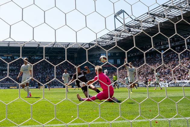 Torwart Florian Hellstern (SpVgg Greuther Fuerth, 01) haelt Torschuss Torchance von Taichi Hara (FC St. Pauli, 18), GER, FC St. Pauli vs. SpVgg Greuther Fuerth, Fussball, 2. Bundesliga, Spieltag 1, Saison 2026 2027, 09.08.2026 DFL REGULATIONS PROHIBIT ANY USE OF PHOTOGRAPHS AS IMAGE SEQUENCES AND OR QUASI-VIDEO GER, FC St. Pauli vs. SpVgg Greuther Fuerth, Fussball, 2. Bundesliga, Spieltag 1, Saison 2026 2027, 09.08.2026 Hamburg *** Goalkeeper Florian Hellstern, SpVgg Greuther Fürth, 01 saves a shot on goal by Taichi Hara of FC St. Pauli, 18, GER, FC St. Pauli vs. SpVgg Greuther Fürth, Soccer, 2. Bundesliga, Matchday 1, 2026–2027 season, August 9, 2026 DFL regulations prohibit any use of photographs as image sequences and or quasi-video, GER, FC St. Pauli vs. SpVgg Greuther Fürth, Soccer, 2. Bundesliga, Matchday 1, 2026–2027 Season, August 9, 2026, Hamburg Copyright: xEibner-Pressefoto MaxxVincenx EP_MVN