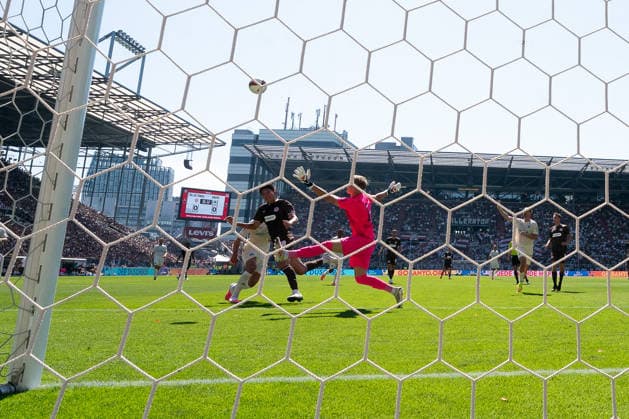 Taichi Hara (FC St. Pauli, 18) Torschuss Torchance per Kopfball, Torwart Florian Hellstern (SpVgg Greuther Fuerth, 01), GER, FC St. Pauli vs. SpVgg Greuther Fuerth, Fussball, 2. Bundesliga, Spieltag 1, Saison 2026 2027, 09.08.2026 DFL REGULATIONS PROHIBIT ANY USE OF PHOTOGRAPHS AS IMAGE SEQUENCES AND OR QUASI-VIDEO GER, FC St. Pauli vs. SpVgg Greuther Fuerth, Fussball, 2. Bundesliga, Spieltag 1, Saison 2026 2027, 09.08.2026 Hamburg *** Taichi Hara, FC St. Pauli, 18 shots on goal, scoring chance via header; goalkeeper Florian Hellstern, SpVgg Greuther Fürth, 01, GER, FC St. Pauli vs. SpVgg Greuther Fürth, Soccer, 2. Bundesliga, Matchday 1, 2026–2027 Season, August 9, 2026 DFL regulations prohibit any use of photographs as image sequences and or quasi-video, GER, FC St. Pauli vs. SpVgg Greuther Fürth, soccer, 2. Bundesliga, Matchday 1, 2026–2027 season, August 9, 2026, Hamburg Copyright: xEibner-Pressefoto MaxxVincenx EP_MVN