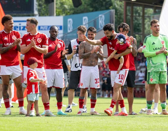 Fussball, Herren, Saison 2026 2027, 2. Bundesliga (1. Spieltag), FC Energie Cottbus - Hannover 96, v.l. Justin Butler (Energie Cottbus), Axel Borgmann (Energie Cottbus), Christian Kinsombi (Energie Cottbus), Leonardo Bittencourt (Energie Cottbus), Tolcay Cigerci (Energie Cottbus), Lucas Copado (Energie Cottbus), Torhüter Marcel Lotka (Energie Cottbus), Jubel nach Abpfiff, 09.08. 2026, *** Soccer, Men s, 2026–2027 Season, 2. Bundesliga, Matchday 1, FC Energie Cottbus vs. Hannover 96, from left: Justin Butler (Energie Cottbus), Axel Borgmann (Energie Cottbus), Christian Kinsombi (Energie Cottbus), Leonardo Bittencourt (Energie Cottbus), Tolcay Cigerci (Energie Cottbus), Lucas Copado (Energie Cottbus), Goalkeeper Marcel Lotka (Energie Cottbus), Celebrations after the final whistle, August 9, 2026, Copyright: xSebastianxRäppold MatthiasxKochx