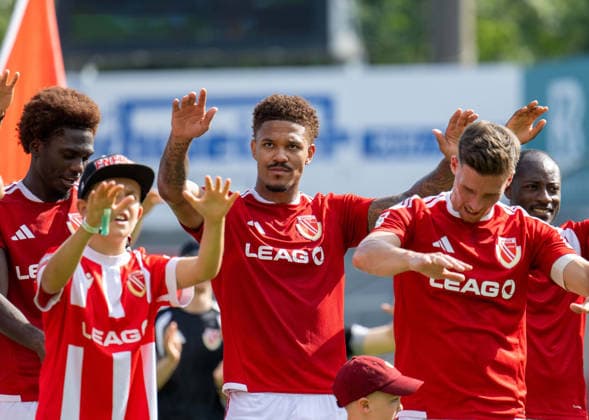 Fussball, Herren, Saison 2026 2027, 2. Bundesliga (1. Spieltag), FC Energie Cottbus - Hannover 96, v.l. Fousseny Doumbia (Energie Cottbus), Justin Butler (Energie Cottbus), Axel Borgmann (Energie Cottbus), Christian Kinsombi (Energie Cottbus), Jubel nach Abpfiff, 09.08. 2026, *** Soccer, Men s, 2026–2027 Season, 2. Bundesliga, Matchday 1, FC Energie Cottbus vs. Hannover 96, from left: Fousseny Doumbia (Energie Cottbus), Justin Butler (Energie Cottbus), Axel Borgmann (Energie Cottbus), Christian Kinsombi (Energie Cottbus), celebration after the final whistle, August 9, 2026, Copyright: xSebastianxRäppold MatthiasxKochx
