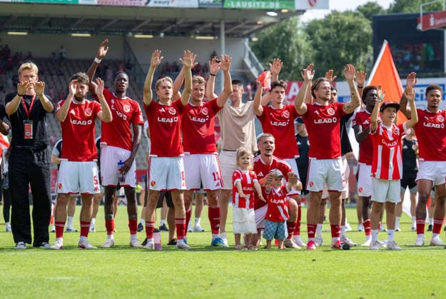 Fussball, Herren, Saison 2026 2027, 2. Bundesliga (1. Spieltag), FC Energie Cottbus - Hannover 96, Ted Tattermusch (Energie Cottbus), Dominik Pelivan (Energie Cottbus), King Manu (Energie Cottbus), Lukas Michelbrink (Energie Cottbus), Moritz Hannemann (Energie Cottbus), Ryan Malone (Energie Cottbus), Luca Erlein (Energie Cottbus), Henry Rorig (Energie Cottbus), Fousseny Doumbia (Energie Cottbus), Justin Butler (Energie Cottbus), Jubel nach Abpfiff, 09.08. 2026, *** Soccer, Men s, 2026–2027 Season, 2. Bundesliga, Matchday 1, FC Energie Cottbus vs. Hannover 96, Ted Tattermusch (Energie Cottbus), Dominik Pelivan (Energie Cottbus), King Manu (Energie Cottbus), Lukas Michelbrink (Energie Cottbus), Moritz Hannemann (Energie Cottbus), Ryan Malone (Energie Cottbus), Luca Erlein (Energie Cottbus), Henry Rorig (Energie Cottbus), Fousseny Doumbia (Energie Cottbus), Justin Butler (Energie Cottbus), Celebrations after the final whistle, August 9, 2026, Copyright: xSebastianxRäppold MatthiasxKochx