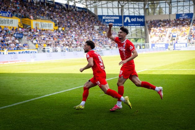 Jena , 090826, Fussball Regionalliga , FC Carl-Zeiss Jena - Rot Weiß Erfurt im Bild: Romario Hajrulla (Erfurt) jubelt über das Tor zum 1:2 *** Jena, August 26, 2009, Regional League Soccer, FC Carl Zeiss Jena vs. Rot-Weiß Erfurt; pictured: Romario Hajrulla of Erfurt celebrates the goal that made the score 1–2