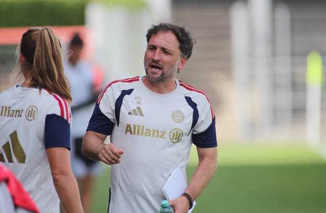 Fussball, Frauen, Saison 2026 2027, FC Bayern München - Paris FC, Freundschaftsspiel, Testspiel, Sportpark Unterhaching Jose Barcala, Trainer (FC Bayern München) im Gespräch *** Soccer, Women, 2026–2027 Season, FC Bayern Munich vs. Paris FC, Friendly Match, Exhibition Match, Sportpark Unterhaching, Jose Barcala, FC Bayern Munich Coach in an Interview