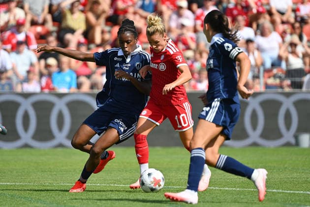 Linda DALLMANN (FCB), Aktion,Zweikampf gegen Hillary DIAZ (Paris) Fussball Testspiel Bayern Muenchen Frauen - Paris FC am 09.08.2026 im Sportpark Unterhaching Saison 2026 2027, *** Linda DALLMANN (FCB), in action, in a tackle against Hillary DIAZ. Paris soccer friendly match: Bayern Munich Women vs. Paris FC on August 9, 2026, at Sportpark Unterhaching, 2026–2027 season,