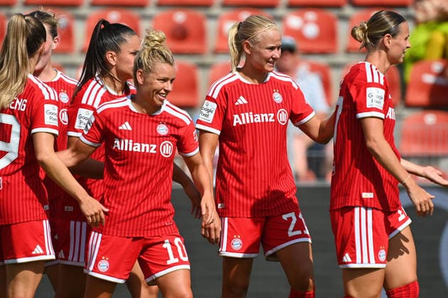 Torjubel l um Pernile HARDER (FCB) nach Tor zum 1-0 mit Jovana DAMNJANOVIC (FCB),Linda DALLMANN (FCB), re:Klara BUEHL (FCB). Jubel,Freude,Begeisterung, Fussball Testspiel Bayern Muenchen Frauen - Paris FC am 09.08.2026 im Sportpark Unterhaching Saison 2026 2027, *** Goal celebration: Pernile HARDER (FCB) after scoring the 1-0 goal, with Jovana DAMNJANOVIC (FCB), Linda DALLMANN (FCB), and Klara BUEHL (FCB) celebrating,joy, excitement, soccer friendly match between Bayern Munich Women and Paris FC on August 9, 2026, at Sportpark Unterhaching, 2026–2027 season,