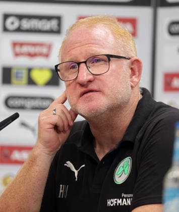 Trainer Heiko Vogel (SpVgg Greuther Fuerth) Fussball, 2.Liga, Saison 2026-2027 Herren, FC St.Pauli gegen Greuther Fuerth, 1-1 DFL REGULATIONS PROHIBIT ANY USE OF PHOTOGRAPHS AS IMAGE SEQUENCES AND OR QUASI-VIDEO. *** Coach Heiko Vogel, SpVgg Greuther Fürth Soccer, 2nd Division, 2026–2027 Men s Season, FC St. Pauli vs. Greuther Fürth, 1–1. DFL regulations prohibit any use of photographs as image sequences and or quasi-video.