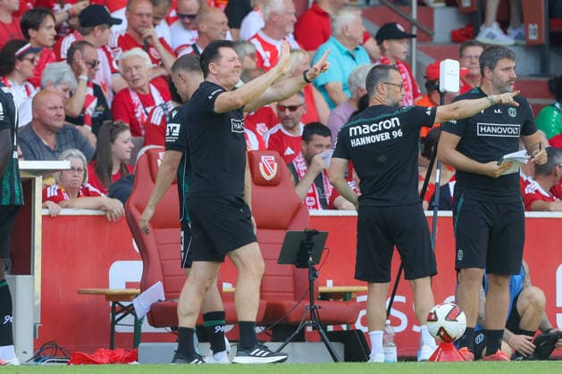 09.08.2026, xtgx, Fussball - 2.Bundesliga Energie Cottbus - Hannover 96 emspor, v.l. Christian Titz (Hannover, Trainer) gibt Anweisungen, gestikuliert mit den Armen, gesticulate, gives instructions (DFL DFB REGULATIONS PROHIBIT ANY USE OF PHOTOGRAPHS as IMAGE SEQUENCES and or QUASI-VIDEO) Cottbus *** August 9, 2026, xtgx, Soccer, 2. Bundesliga, Energie Cottbus vs. Hannover 96, emspor, from left: Christian Titz (Hannover), Coach gives instructions, gesturing with his arms, gesticulate, gives instructions DFL DFB REGULATIONS PROHIBIT ANY USE OF PHOTOGRAPHS as IMAGE SEQUENCES and or QUASI-VIDEO Cottbus