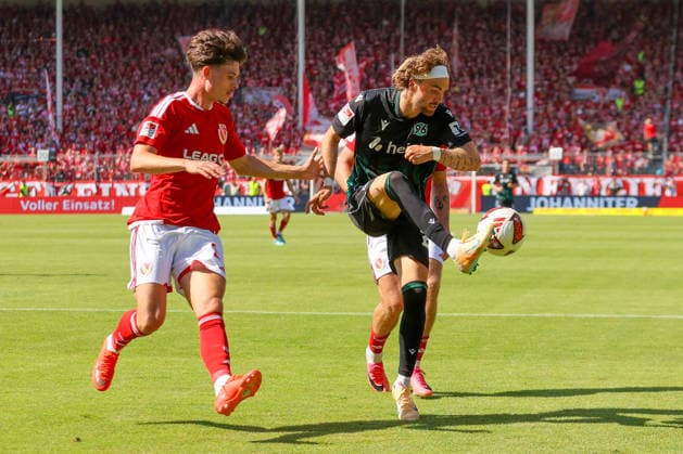 09.08.2026, xtgx, Fussball - 2.Bundesliga Energie Cottbus - Hannover 96 emspor, v.l. Luca Erlein (Cottbus, Kolja Oudenne (Hannover, 29) Zweikampf, Duell, Kampf, tackle (DFL DFB REGULATIONS PROHIBIT ANY USE OF PHOTOGRAPHS as IMAGE SEQUENCES and or QUASI-VIDEO) Cottbus *** August 9, 2026, xtgx, Soccer, 2. Bundesliga, Energie Cottbus vs. Hannover 96, emspor, from left: Luca Erlein (Cottbus), Kolja Oudenne, Hannover, 29, tackle, duel, battle, DFL DFB REGULATIONS PROHIBIT ANY USE OF PHOTOGRAPHS AS IMAGE SEQUENCES AND OR QUASI-VIDEO, Cottbus