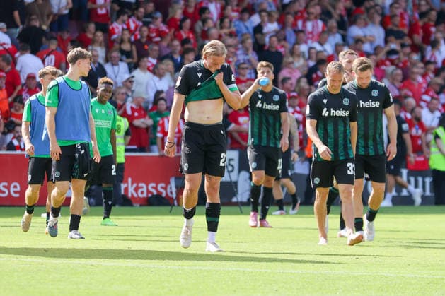 09.08.2026, xtgx, Fussball - 2.Bundesliga Energie Cottbus - Hannover 96 emspor, v.l. Stefan Teitur Thordarson (Hannover, 23) enttaeuscht, schaut enttaeuscht, niedergeschlagen, disappointed (DFL DFB REGULATIONS PROHIBIT ANY USE OF PHOTOGRAPHS as IMAGE SEQUENCES and or QUASI-VIDEO) Cottbus *** August 9, 2026, xtgx, Soccer, 2. Bundesliga, Energie Cottbus vs. Hannover 96, emspor, Stefan Teitur Thordarson (Hannover, 23), looks disappointed, dejected, DFL DFB REGULATIONS PROHIBIT ANY USE OF PHOTOGRAPHS as IMAGE SEQUENCES and or QUASI-VIDEO Cottbus