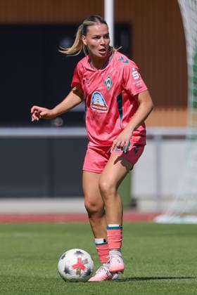 Juliane Wirtz (SV Werder Bremen, 28) am Ball, Freisteller, Einzelbild, Ganzkörper, Aktion, Action, Spielszene, 09.08.2026, Bremen (Deutschland), Fussball, Testspiel Frauen, SV Werder Bremen - VfL Wolfsburg *** Juliane Wirtz, SV Werder Bremen, 28 with the ball, isolated shot, single frame, full body, action, game scene, August 9, 2026, Bremen, Germany, soccer, women s friendly match, SV Werder Bremen vs. VfL Wolfsburg xobx