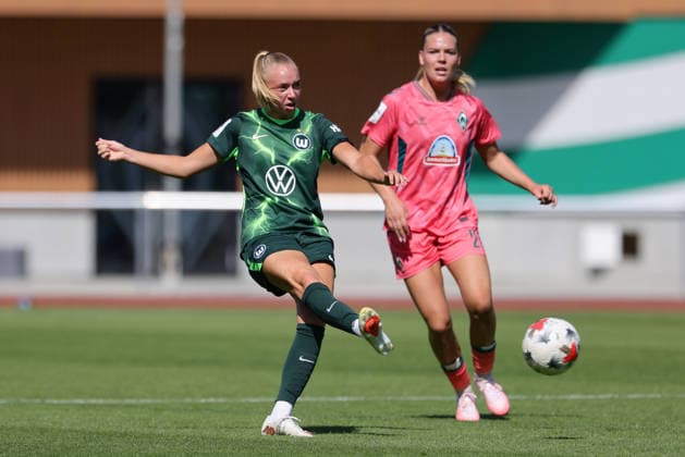 Ella Peddemors (VfL Wolfsburg, 5) am Ball, Einzelbild, Ganzkörper, Aktion, Action, Spielszene, 09.08.2026, Bremen (Deutschland), Fussball, Testspiel Frauen, SV Werder Bremen - VfL Wolfsburg *** Ella Peddemor of VfL Wolfsburg, No. 5 with the ball, single frame, full-body shot, action, game scene, August 9, 2026, Bremen, Germany, soccer, women s friendly match, SV Werder Bremen vs. VfL Wolfsburg xobx