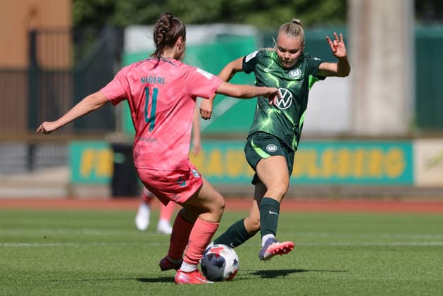 v.li.: Julia Magerl (SV Werder Bremen, 4) und Anny Kerim-Lindland (VfL Wolfsburg, 38) im Zweikampf, Duell, Dynamik, Aktion, Action, Spielszene, 09.08.2026, Bremen (Deutschland), Fussball, Testspiel Frauen, SV Werder Bremen - VfL Wolfsburg *** From left: Julia Magerl (SV Werder Bremen), 4, and Anny Kerim Lindland (VfL Wolfsburg), 38, in a one-on-one battle, duel, dynamic moment, action, game scene, August 9, 2026, Bremen, Germany, soccer, women’s friendly match, SV Werder Bremen vs. VfL Wolfsburg xobx
