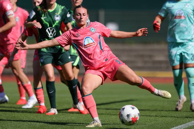 Chiara D Angelo (SV Werder Bremen, 2) am Ball, Einzelbild, Ganzkörper, Aktion, Action, Spielszene, 09.08.2026, Bremen (Deutschland), Fussball, Testspiel Frauen, SV Werder Bremen - VfL Wolfsburg *** Chiara D Angelo, SV Werder Bremen, No. 2 with the ball, single frame, full body, action, game scene, August 9, 2026, Bremen, Germany, soccer, women s friendly match, SV Werder Bremen vs. VfL Wolfsburg xobx