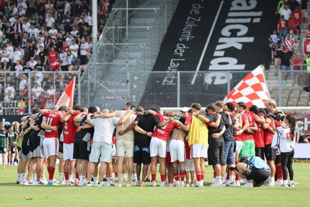 Energie feiert den Sieg Fussball 2. Bundesliga 2026 2027 FC Energie Cottbus - Hannover 96 *** Energie Celebrates Victory: Soccer, 2. Bundesliga, 2026–2027, FC Energie Cottbus vs. Hannover 96