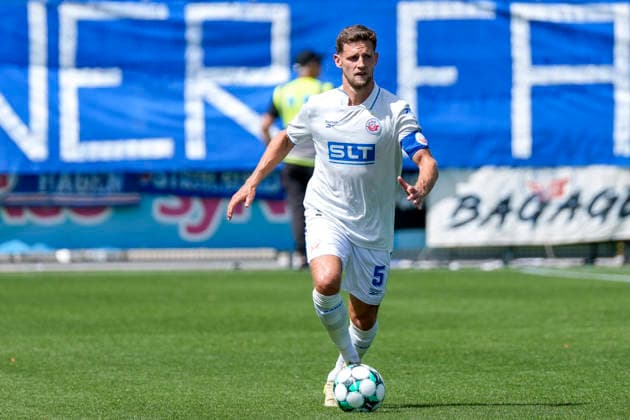 Marco Schuster (Rostock, 5), am Ball, Freisteller, Ganzkörper, Einzelbild, Einzelfoto, Aktion, Action, 09.08.2026, Sinsheim (Deutschland), Fussball, 3. Liga, TSG 1899 Hoffenheim II - Hansa Rostock, DFB DFL REGULATIONS PROHIBIT ANY USE OF PHOTOGRAPHS AS IMAGE SEQUENCES AND OR QUASI-VIDEO. *** Marco Schuster Rostock, 5, on the ball, cutout, full body, single image, single photo, action, 09 08 2026, Sinsheim, Germany, soccer, 3rd Division, TSG 1899 Hoffenheim II vs. Hansa Rostock, DFB and DFL regulations prohibit any use of photographs as image sequences and or quasi-video xozx