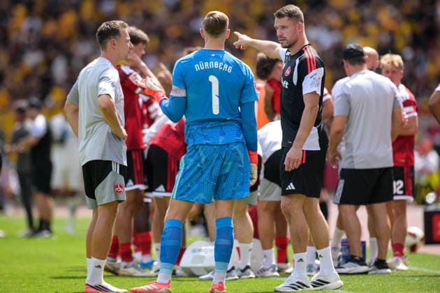 Fußball, 2. Bundesliga, 20260809, 1. FC Nürnberg - SG Dynamo Dresden. Im Bild v.l. Torwart-Trainer Nürnberg Dennis NEUDAHM, Torwart Jan REICHERT (Nürnberg, 1), Torwart Christian MATHENIA (Nürnberg, 26) während, Trinkpause Pause Unterbrechung. Nürnberg Max-Morlock-Stadion Bayern Deutschland *** Soccer, 2. Bundesliga, August 9, 2026, 1 FC Nuremberg vs. SG Dynamo Dresden Pictured from left: Nuremberg goalkeeper coach Dennis NEUDAHM, Nuremberg goalkeeper Jan REICHERT (1), Nuremberg goalkeeper Christian MATHENIA (26) during a water break at the Max Morlock Stadium in Nuremberg, Bavaria, Germany Copyright: Passion2Press MarkusxFischerx