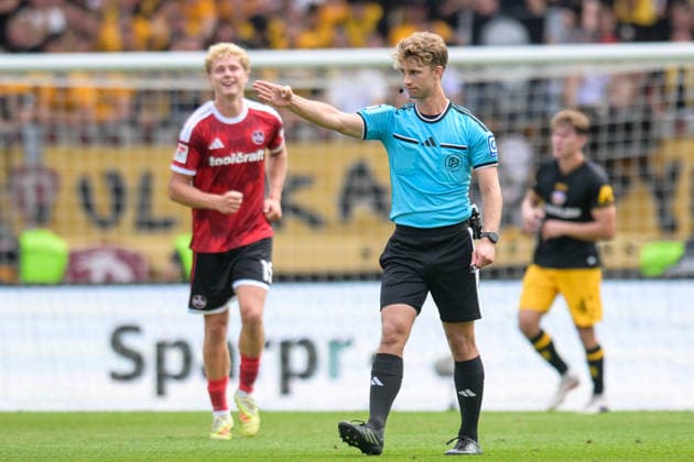 Fußball, 2. Bundesliga, 20260809, 1. FC Nürnberg - SG Dynamo Dresden. Im Bild Tor 2:0, Schiedsrichter Jarno WIENEFELD Entscheidung VAR nach VAR. Nürnberg Max-Morlock-Stadion Bayern Deutschland *** Soccer, 2. Bundesliga, 20260809, 1. FC Nürnberg vs. SG Dynamo Dresden. Pictured: Goal 2-0, Referee Jarno WIENEFELD, VAR decision following VAR review at the Max Morlock Stadium in Nuremberg, Bavaria, Germany Copyright: Passion2Press MarkusxFischerx