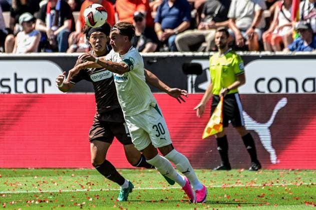 Tomoya Ando ( Pauli ) 30 Felix Klaus ( Fuerth ) Deutschland , Hamburg , Millerntorstadion , Fussball , 2 . Bundesliga , FC St Pauli - SPVGG Greuther Fürth *** Tomoya Ando Pauli 30 Felix Klaus Fuerth Germany, Hamburg, Millerntor Stadium, soccer, 2. Bundesliga, FC St. Pauli vs. SPVGG Greuther Fürth