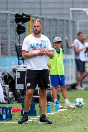 Daniel Brinkmann (Trainer, Cheftrainer, FC Hansa), Freisteller, Ganzkörper, Einzelbild, Einzelfoto, Aktion, Action, am Spielfeldrand, an der Seitenauslinie, 09.08.2026, Sinsheim (Deutschland), Fussball, 3. Liga, TSG 1899 Hoffenheim II - Hansa Rostock, DFB DFL REGULATIONS PROHIBIT ANY USE OF PHOTOGRAPHS AS IMAGE SEQUENCES AND OR QUASI-VIDEO. *** Daniel Brinkmann, Coach, Head Coach, FC Hansa, cutout, full-body, single image, single photo, action, on the sidelines, at the sideline, August 9, 2026, Sinsheim, Germany, soccer, 3rd Division, TSG 1899 Hoffenheim II vs. Hansa Rostock, DFB and DFL regulations prohibit any use of photographs as image sequences and or quasi-video xozx