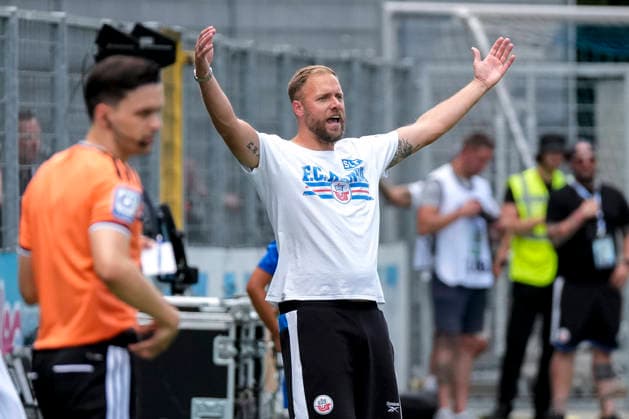 Daniel Brinkmann (Trainer, Cheftrainer, FC Hansa), gibt Anweisungen, gestikuliert, mit den Armen gestikulieren, Einzelbild, Einzelfoto, Aktion, Action, 09.08.2026, Sinsheim (Deutschland), Fussball, 3. Liga, TSG 1899 Hoffenheim II - Hansa Rostock, DFB DFL REGULATIONS PROHIBIT ANY USE OF PHOTOGRAPHS AS IMAGE SEQUENCES AND OR QUASI-VIDEO. *** Daniel Brinkmann, coach and head coach of FC Hansa, gives instructions, gesturing with his arms; single frame, single photo, action, 09 08 2026, Sinsheim, Germany, soccer, 3rd Division, TSG 1899 Hoffenheim II vs. Hansa Rostock, DFB and DFL regulations prohibit any use of photographs as image sequences and or quasi-video xozx