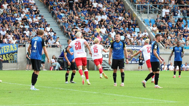 09.08.2026, xrekx, Fussball 3.Liga, 1.FC Saarbruecken - Rot-Weiss Essen v.l. Ben Huening (Rot-Weiss Essen) erzielt das Tor, Treffer, scores the goal zum 0:1 (DFL DFB REGULATIONS PROHIBIT ANY USE OF PHOTOGRAPHS as IMAGE SEQUENCES and or QUASI-VIDEO) Saarbruecken *** August 9, 2026, xrekx, Soccer 3rd Division, 1 FC Saarbrücken vs. Rot-Weiss Essen – Ben Huening of Rot-Weiss Essen scores the goal, making the score 0–1. DFL and DFB regulations prohibit any use of photographs as image sequences and or quasi-video. Saarbrücken
