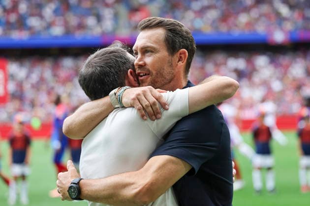 Gian-Luca Privitelli (FC Thun, Trainer) und Stephan Lichtsteiner (FC Basel, Trainer) vor Spielbeginn , Schweiz, Fussball, Super League, 3.Spieltag, 2026 2027, FC Basel 1893 vs. FC Thun, 09.08.2026, Basel Sankt Jakob Park Schweiz *** Gian Luca Privitelli (FC Thun, coach) and Stephan Lichtsteiner (FC Basel, coach) before kickoff, Switzerland, soccer, Super League, Matchday 3, 2026–2027, FC Basel 1893 vs. FC Thun, August 9, 2026, St. Jakob Park, Basel, Switzerland Copyright: xGrantxHubbsx