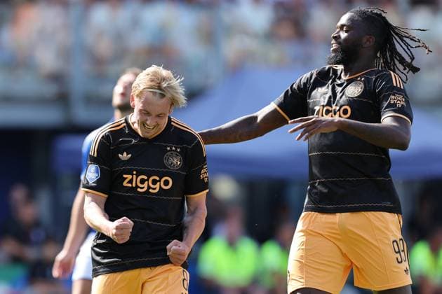 ZWOLLE - AFC Ajax Amsterdam midfielder Julian Brandt celebrates the goal with AFC Ajax Amsterdam forward Tolu Arokodare during the Eredivisie match between PEC Zwolle and Ajax at MAC3PARK stadium on August 8, 2026 in Zwolle, the Netherlands. (Photo by DeFodi Images) - *** ZWOLLE AFC Ajax Amsterdam midfielder Julian Brandt celebrates the goal with AFC Ajax Amsterdam forward Tolu Arokodare during the Eredivisie match between PEC Zwolle and Ajax at MAC3PARK Stadium on August 8, 2026, in Zwolle, the Netherlands. Photo by DeFodi Images