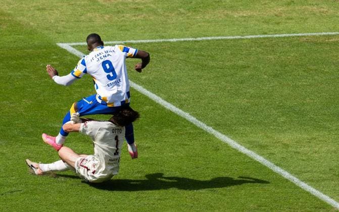 FUSSBALL - REGIONALLIGA SAISON 2026-2027 NORDOST 4. SPIELTAG JENA - ERFURT ** NUR FÜR REDAKTIONELLE ZWECKE ** EDITORIAL USE ONLY **<p>09 08 2026-Jena: Fussball Regionalliga Nordost Saison 2026 20227 Ernst-Abbe-Sportfeld 4. Spieltag FC Carl Zeiss Jena - FC Rot Weiss Erfurt im Foto: nach demZusammnprall zwischen Torhüter Lorenz Otto 1 (FC Rot Weiss Erfurt) und Manasse Eshele 9 (FC Carl Zeiss Jena) muss Otto verletzt vom Platz ( Deutschland Thueringen Jena Copyright: SaschaxFromm *** SOCCER REGIONAL LEAGUE SEASON 2026–2027 NORTHEAST, MATCHDAY 4: JENA VS. ERFURT ** FOR EDITORIAL PURPOSES ONLY ** EDITORIAL USE ONLY ** August 9, 2026 Jena Soccer Regional League Northeast 2026–2027 Season Ernst Abbe Stadium Matchday 4 FC Carl Zeiss Jena vs. FC Rot-Weiss Erfurt in the photo after the collision between goalkeeper Lorenz Otto of FC Carl Zeiss Jena and Manasse Eshele of FC Rot-Weiss Erfurt and Manasse Eshele (No. 9, FC Carl Zeiss Jena); Otto is forced to leave the field due to injury. Germany, Thuringia, Jena. Copyright SaschaxFromm Copyright: SaschaxFromm doc8732umwod2s6aui0q18 ,EDITORIAL USE ONLY