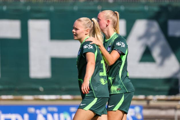 Bremen, Deutschland: 09.08.2026 - Testspiel - SV Werder Bremen Frauen vs. VfL Wolfsburg Frauen Im Bild: v.li. Torschützin Anny Kerim-Lindland (Wolfsburg) macht das Tor zum 2:0 für Wolfsburg und jubelt mit Ella Peddemors (Wolfsburg) *** Bremen, Germany, August 9, 2026: Friendly match between SV Werder Bremen Women and VfL Wolfsburg Women. Pictured from left: Goal scorer Anny Kerim Lindland of Wolfsburg scores the goal to make it 2–0 for Wolfsburg and celebrates with Ella Peddemor of Wolfsburg. Copyright: HMBxMedia MadeleinexFantini